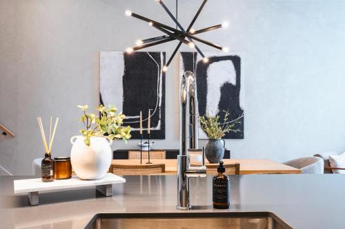 Tremblant Prestige - Verbier 4-202 في مونت تريمبلانت: مطبخ مع حوض مع صنبور و مزهريات