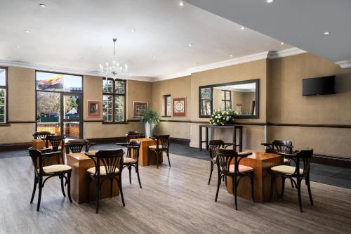 Televisyen dan/atau pusat hiburan di Protea Hotel by Marriott Johannesburg Wanderers