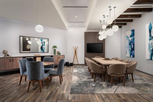 Televisyen dan/atau pusat hiburan di Protea Hotel by Marriott Johannesburg Wanderers