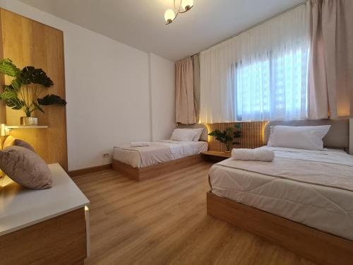 MadinatyにあるMadinaty Elite 3 Bedrooms Apartmentのベッドが2つと窓がある小さな部屋