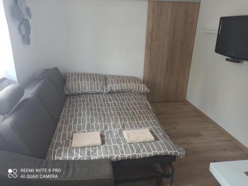un sofá con 2 almohadas en la sala de estar en All you need in Decin I cykling trail, en Děčín