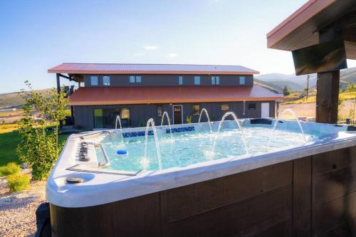 una gran piscina con fuentes frente a una casa en Sleeps 40, Pool House, en Garden City