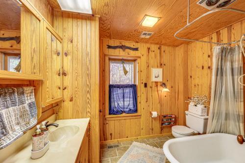Bilik mandi di 10 Mi to Sardis Lake Home with Grill in Tuskahoma