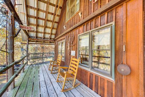 Balkoni atau teres di 10 Mi to Sardis Lake Home with Grill in Tuskahoma