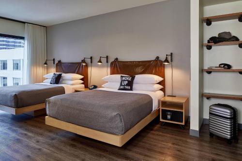Ένα ή περισσότερα κρεβάτια σε δωμάτιο στο Moxy Atlanta Midtown