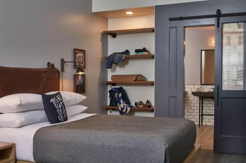 Ένα ή περισσότερα κρεβάτια σε δωμάτιο στο Moxy Atlanta Midtown