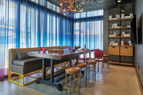 Χώρος καθιστικού στο Moxy Atlanta Midtown
