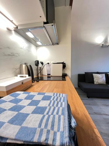 - un salon avec un tapis en damier bleu et blanc dans l'établissement TKD Apartment - Disneyland Paris, à Montévrain