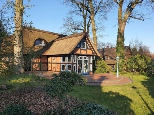 Κήπος έξω από το Traumhaftes Reetdachhaus "Grote Eken" in der Lüneburger Heide