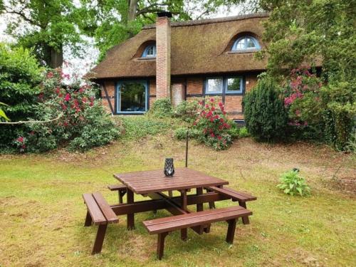Κήπος έξω από το Traumhaftes Reetdachhaus "Grote Eken" in der Lüneburger Heide