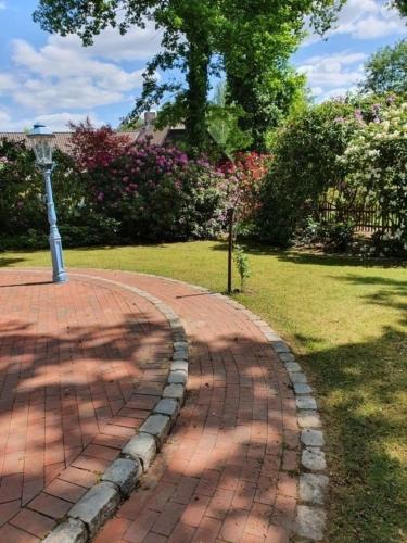 Κήπος έξω από το Traumhaftes Reetdachhaus "Grote Eken" in der Lüneburger Heide