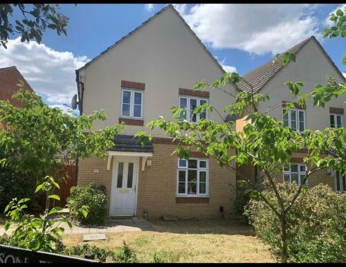 a large white house with a white door at Oxford four-Bedrooms detached house with driveway parking in Oxford