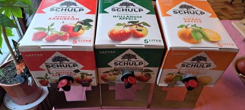 three boxes of sorbet apples and oranges on a table at Dikke Vriend , herberg & taverne in Chiny