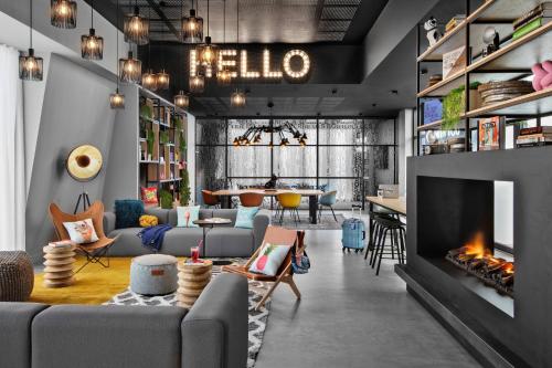 Coin salon dans l'établissement Moxy Lyon Airport