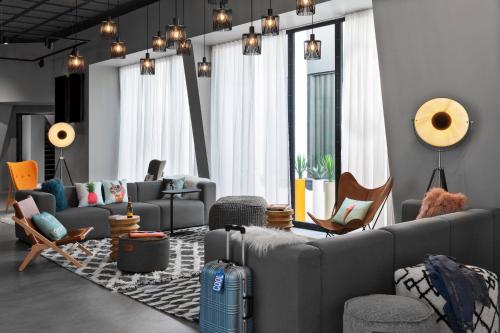 Coin salon dans l'établissement Moxy Lyon Airport