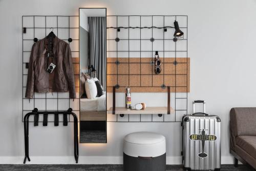 un salon avec un mur carrelé dans l'établissement Moxy Lyon Airport, à Saint-Exupéry