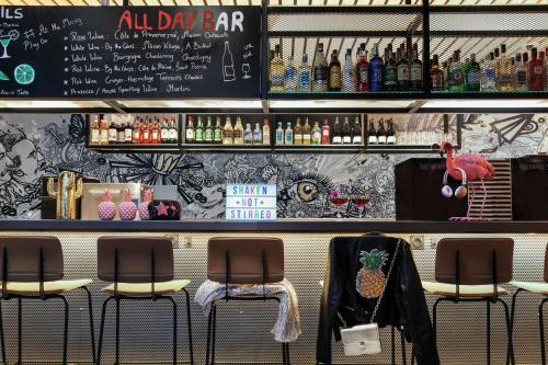 Boissons dans l'établissement Moxy Lyon Airport