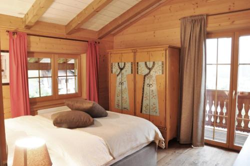 Postel nebo postele na pokoji v ubytování Chalet Edelweiss Breathtaking Glacier View