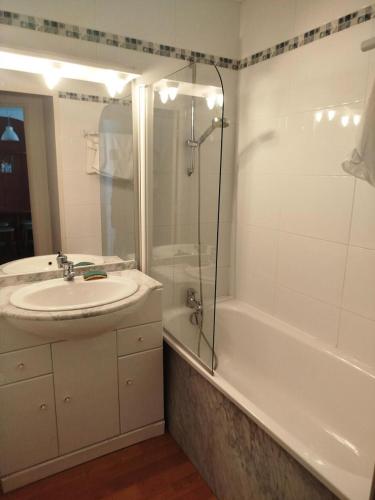 une salle de bain avec un lavabo, une douche et une baignoire dans l'établissement Résidence Le Pic du Midi - maeva Home - Appartement 2 Pièces 4 personnes - Confort MAE-0691, à La Mongie
