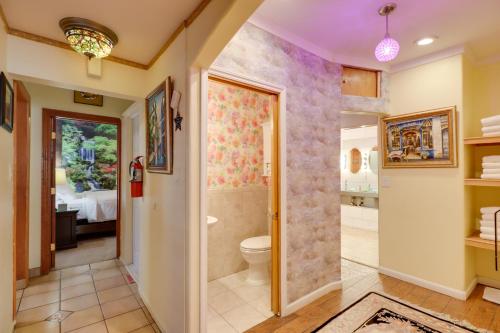 Ένα μπάνιο στο Steps to Truckee River Walk Rose Cottage