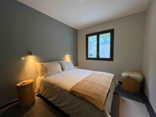 une chambre avec un grand lit avec une fenêtre dans l'établissement villa du lac, à Aiguebelette-le-Lac