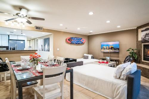 Ruang duduk di AWESOME 3BR 1 Block To Ocean Fast WIFI C1