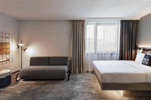 Postel nebo postele na pokoji v ubytování Moxy Hamburg City
