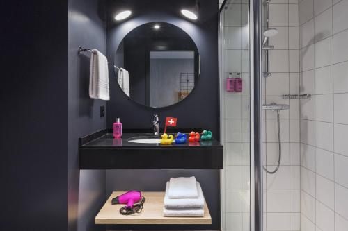 Un baño de Moxy Lausanne City