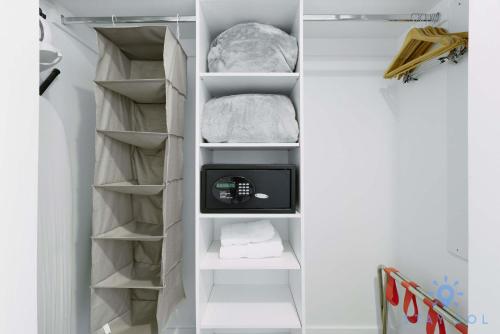 vestidor con TV y estanterías en Amazing Studio Near the Beach, en Hallandale Beach