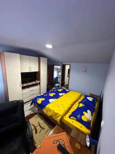 a bedroom with a yellow bed in a room at Pensiunea Daiana in Albac
