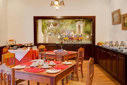 a dining room with a table with red napkins at Protea Hotel by Marriott Dorpshuis & Spa Stellenbosch in Stellenbosch