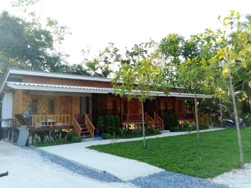Taman di luar House by the Stream