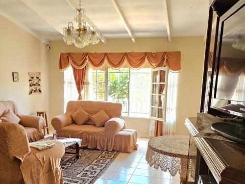 a living room with a couch and a window at Casa Familiar "Chiqui" in Cochabamba