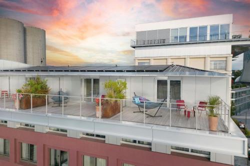 Un balcón o terraza en Moxy Bordeaux