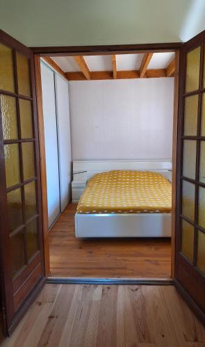 a room with a bed in the middle of it at Jolie maison landaise proche de la plage in Messanges