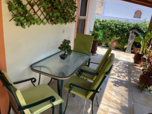 una mesa y sillas en una habitación con plantas en Giannis Private Villa, With Garden, en Kalamaki