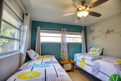 a bedroom with two beds and a ceiling fan at Retro-inspired Stay, Bbq Patio, Close To Downtown in Sarasota