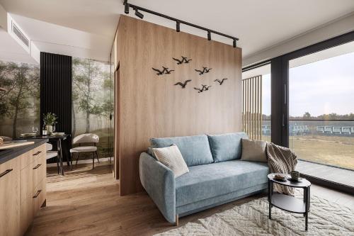 O zonă de relaxare la Art Lake Baltic Resort z basenem - by Royal Aparts