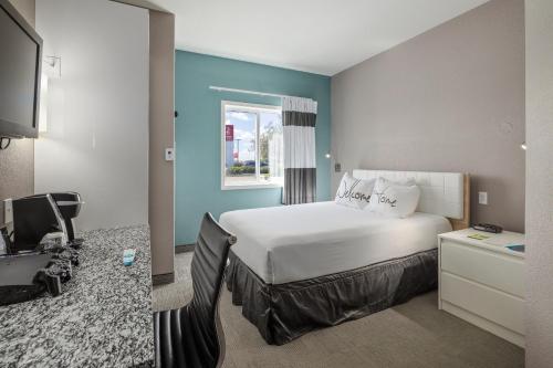 Ένα ή περισσότερα κρεβάτια σε δωμάτιο στο Home Inn Medicine Hat