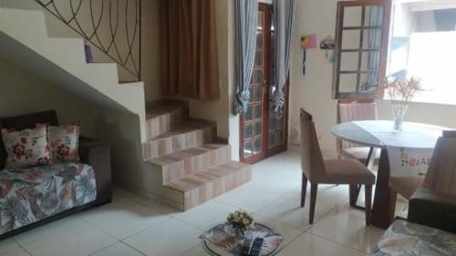 a living room with a couch and a table at Casa da Suzy in Lençóis