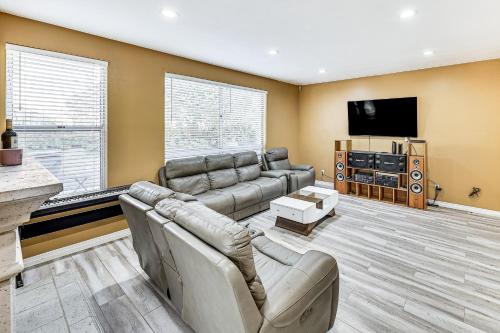 TV a/nebo společenská místnost v ubytování 13 Mi to Dtwn Riverside SoCal Family Home!