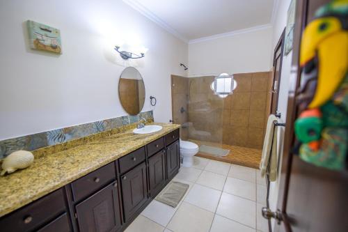 Ένα μπάνιο στο Villa Sirena Del Mar By Vacation Pura Vida