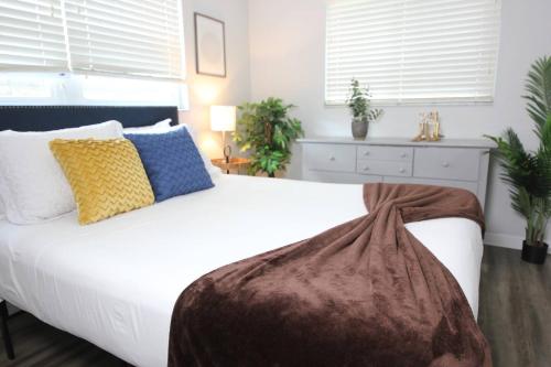 サラソタにあるStylish Nordic Stay, Walk To Hospital & Beachesの大きな白いベッドと枕のある寝室