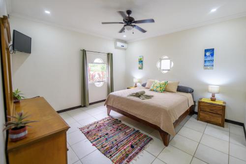 Ένα ή περισσότερα κρεβάτια σε δωμάτιο στο Villa Sirena Del Mar By Vacation Pura Vida