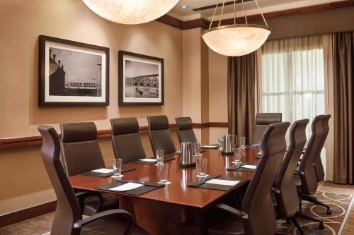 Ein Sitzbereich in der Unterkunft Sheraton Sioux Falls Hotel & Convention Center