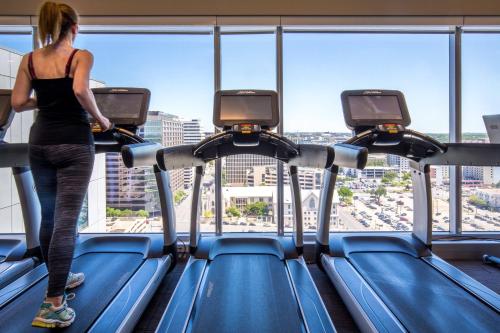 Fitness centrum a/nebo fitness zařízení v ubytování The Westin Austin Downtown