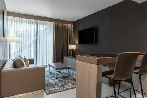 TV a/nebo společenská místnost v ubytování AC Hotel San Jose Airport Belen