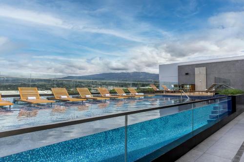 Bazén v ubytování AC Hotel San Jose Airport Belen nebo v jeho okolí