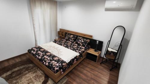 a bedroom with a bed and a mirror in it at Вивиан - модерна вила за гости in Reselets