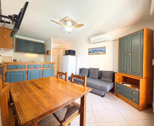 un salon avec une table et un canapé dans l'établissement L Eden Croisette nid douillet en bord de plage, à La Londe-les-Maures